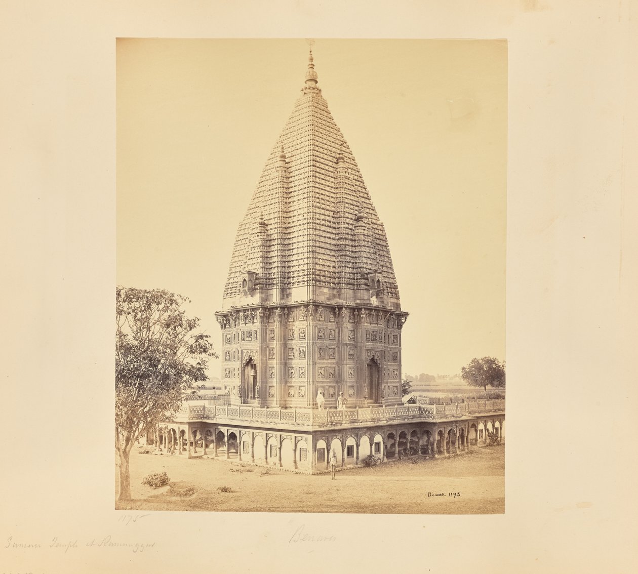 Benares; Sumeree-templet i Ramnuggur, närmare vy av Samuel Bourne