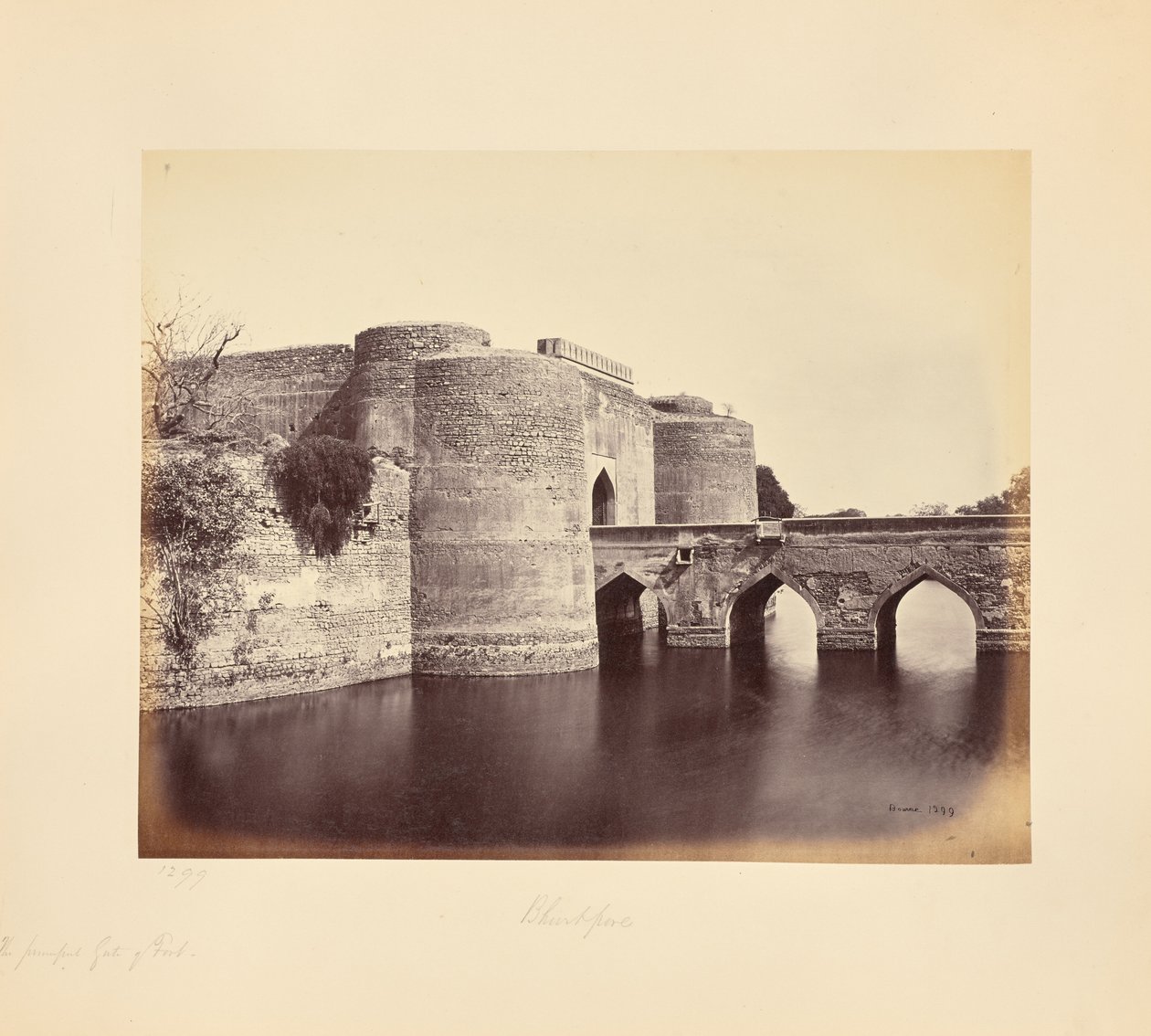 Bhurtpore; fortets huvudport av Samuel Bourne