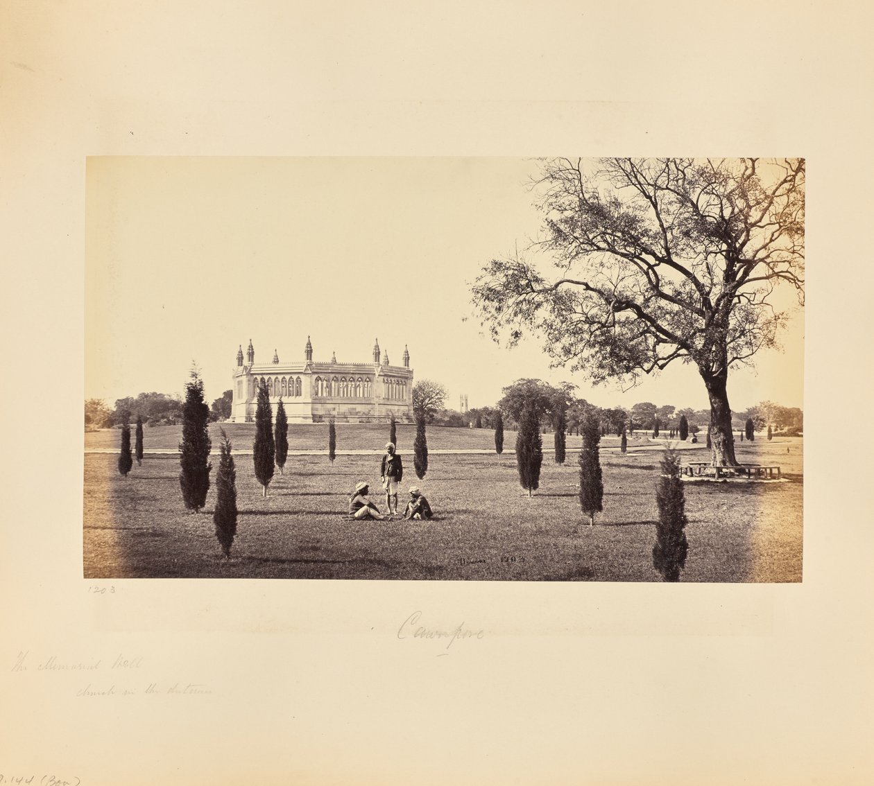 Cawnpore; Minnesbrunnen, med Cawnpore-kyrkan i bakgrunden av Samuel Bourne