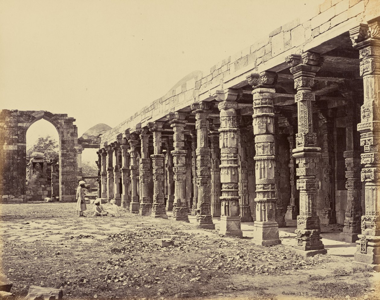 Delhi; Kolonnad av hinduiska pelare vid Qutb Minar, norra sidan av Samuel Bourne
