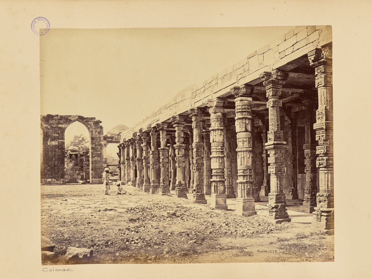 Delhi; kolonnad med hinduiska pelare vid Qutb Minar, norra sidan av Samuel Bourne