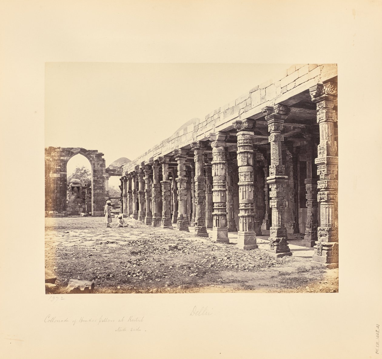 Delhi; kolonnad med hinduiska pelare vid Qutb Minar, norra sidan av Samuel Bourne