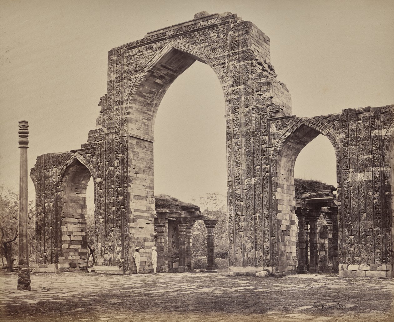 Delhi. Stor båge och järnpelare nära Qutub Minar, ruinerna av gamla Delhi av Samuel Bourne