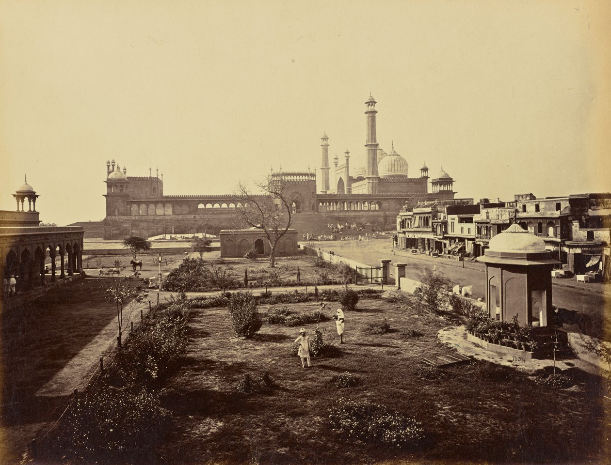 Delhi; Jumma Musjid, från norr av Samuel Bourne