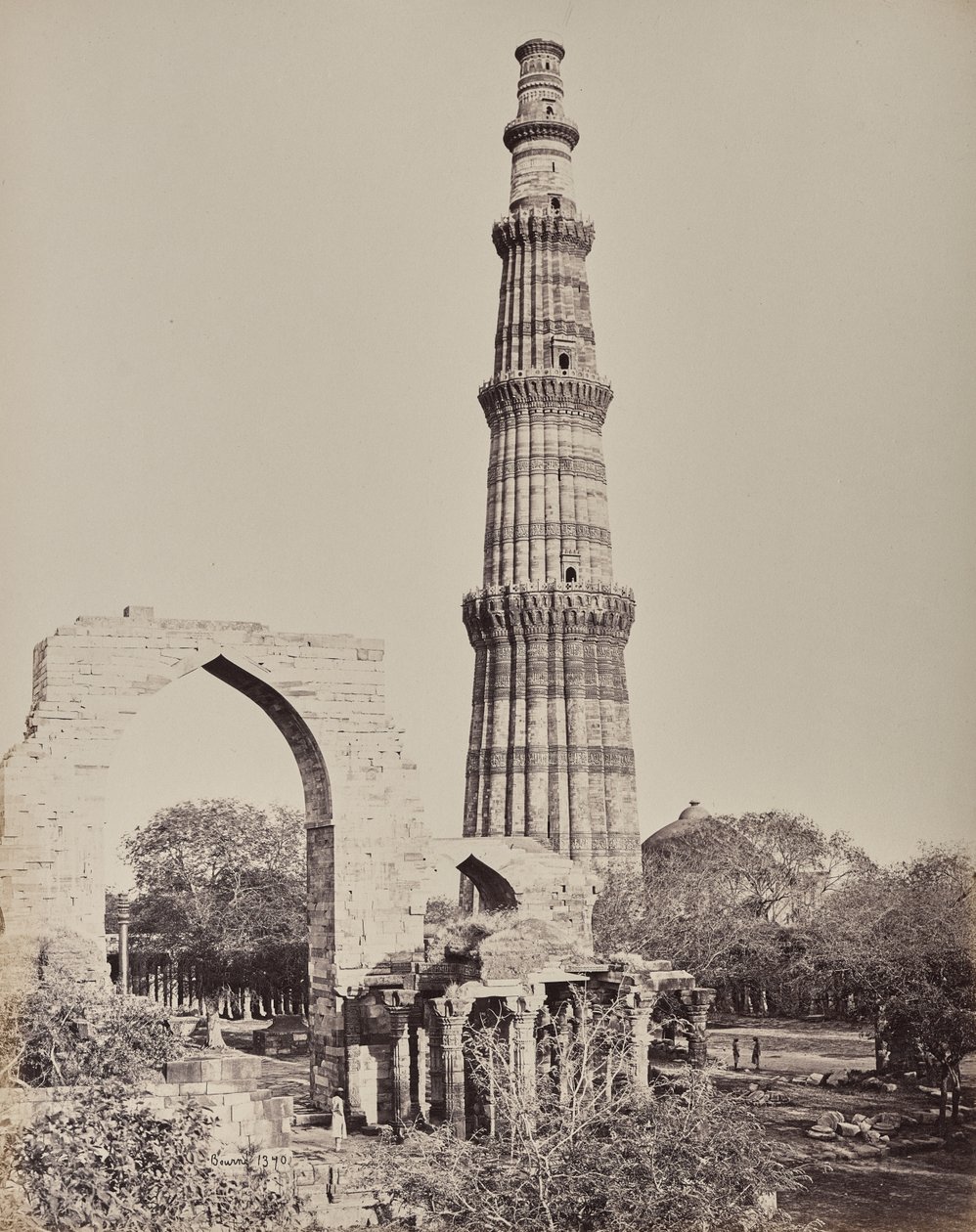 Delhi. Kootub Minar eller tornet i ruinstaden Gamla Delhi av Samuel Bourne