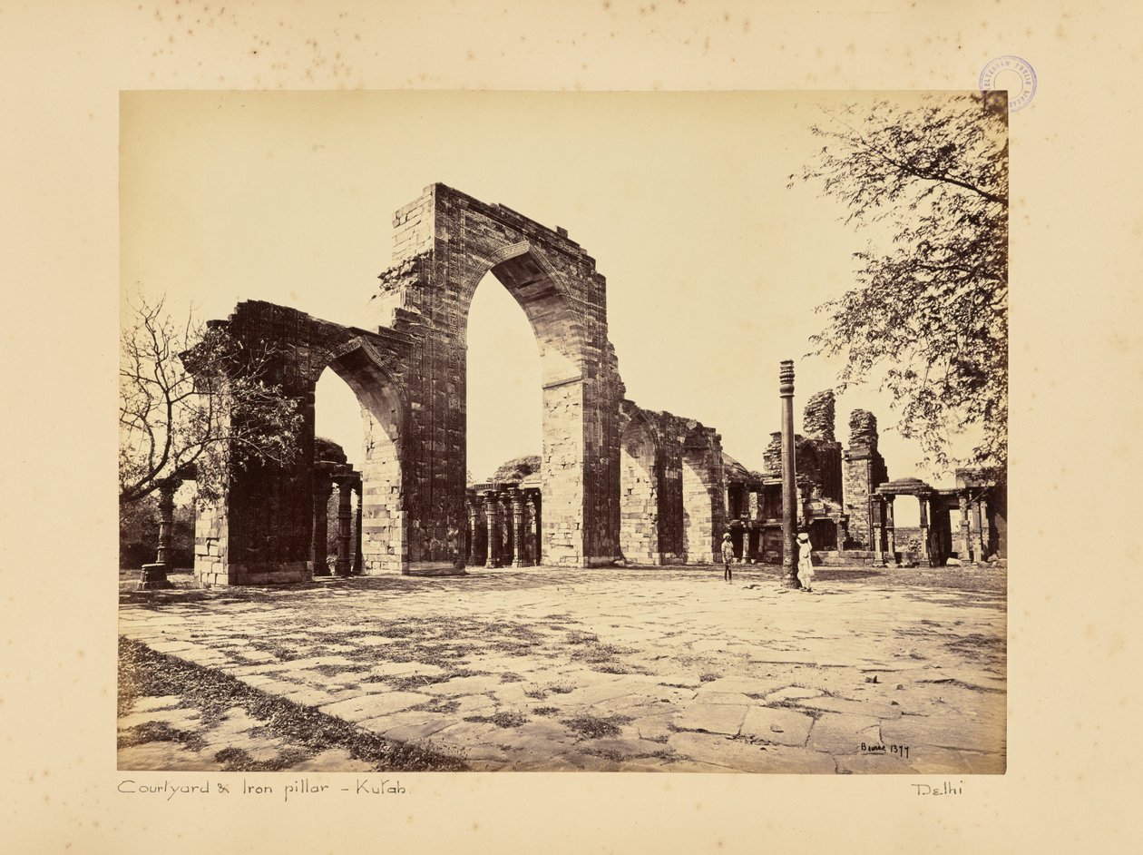 Delhi; Kutub Minar, översiktsvy över valvbågarna av Samuel Bourne