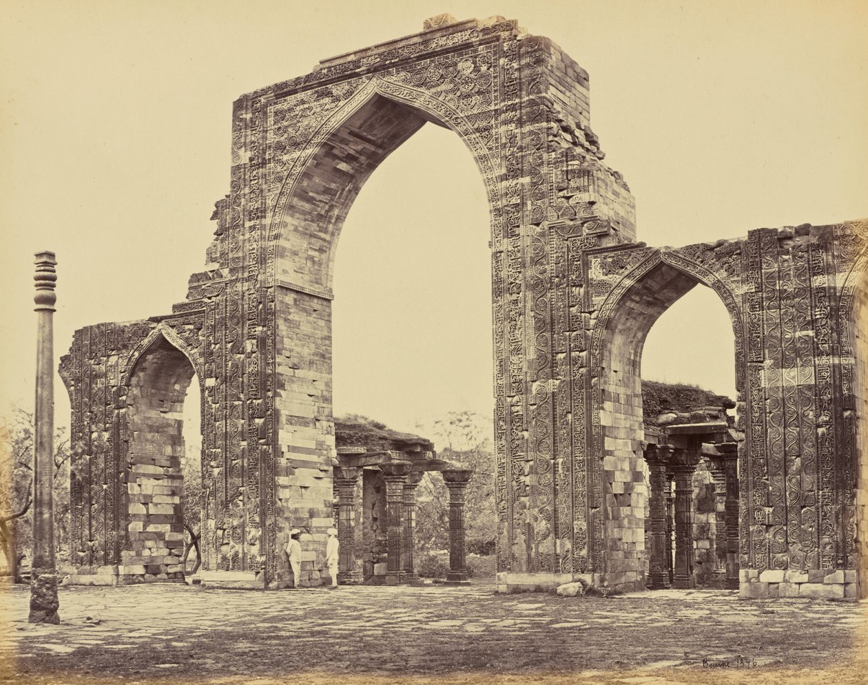 Delhi; Kutub Minar, Stora bågen och Järnpelaren av Samuel Bourne