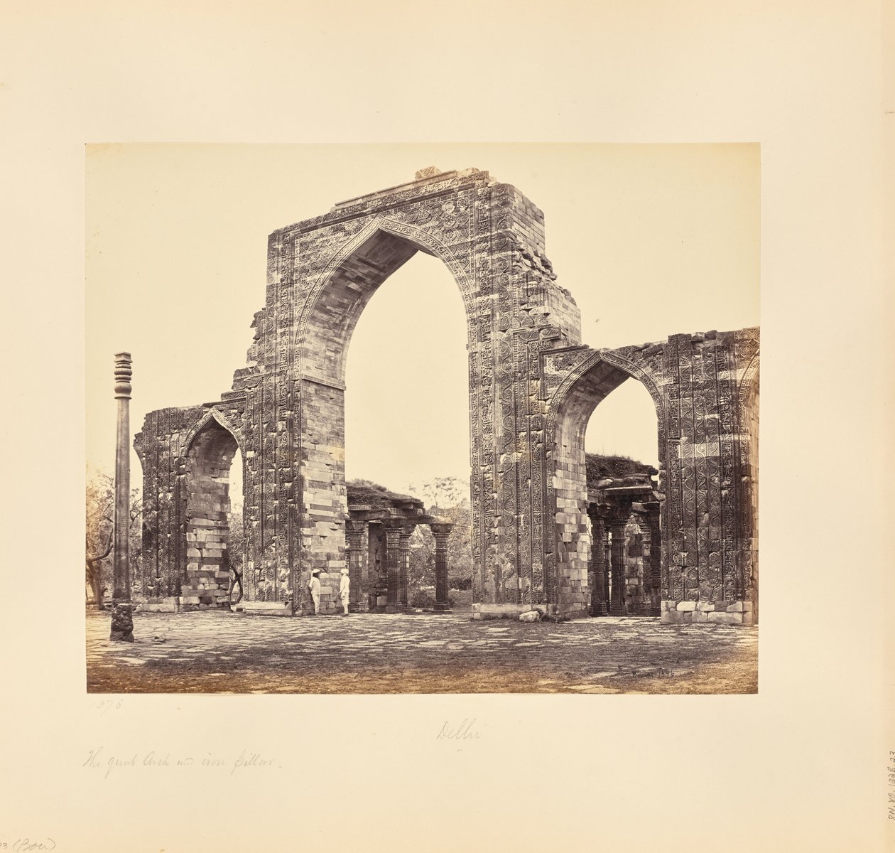 Delhi; Kutub Minar, den stora bågen och järnpelaren av Samuel Bourne