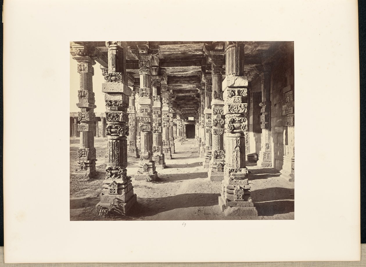 Delhi; Kutub Minar, interiörvy av den östra kolonnaden av Samuel Bourne