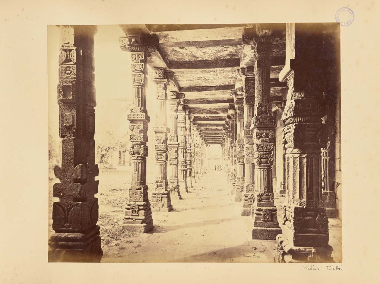 Delhi; Qutb Minar, interiörvy av den norra kolonnaden av Samuel Bourne