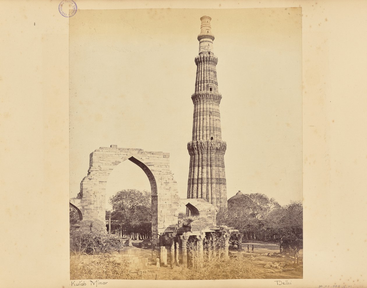 Delhi; Kutub Minar med den stora bågen, sedd från väster av Samuel Bourne