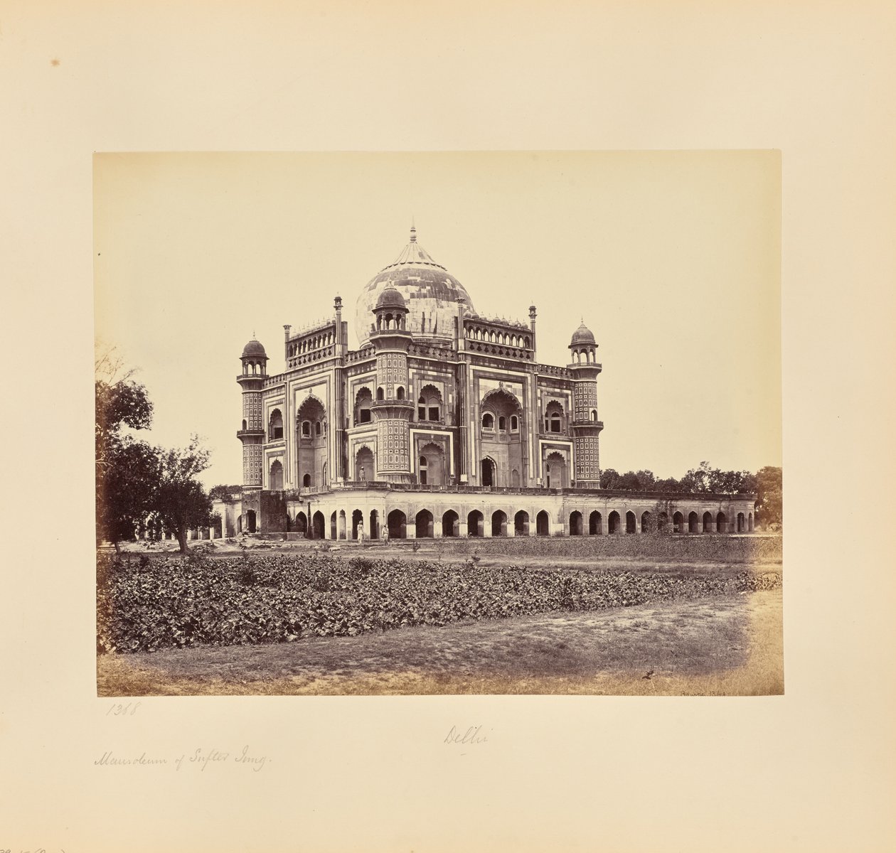 Delhi; Safdar Jungs mausoleum av Samuel Bourne