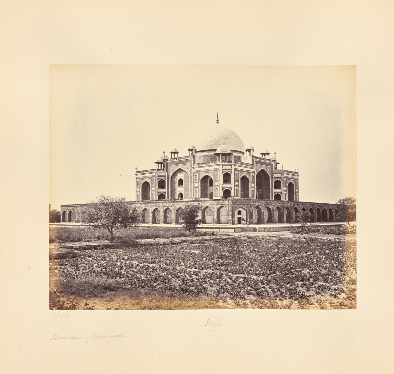 Delhi; kejsar Humayuns mausoleum av Samuel Bourne