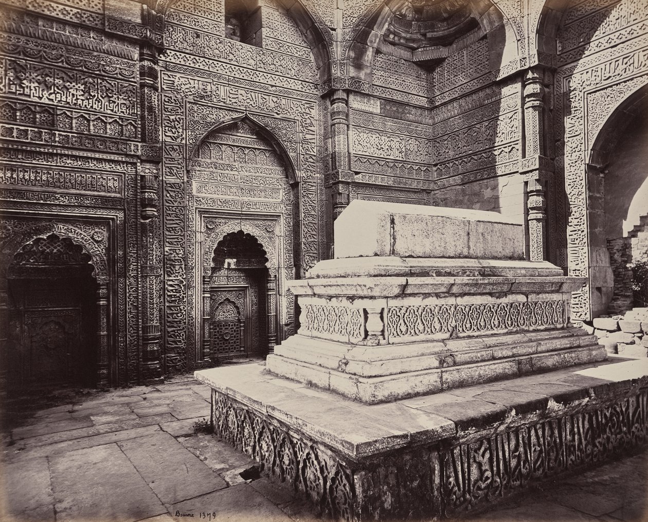 Delhi. Kejsar Shums ooo deen Allomshs grav, byggaren av Qutb Minar i ruinerna av gamla Delhi av Samuel Bourne