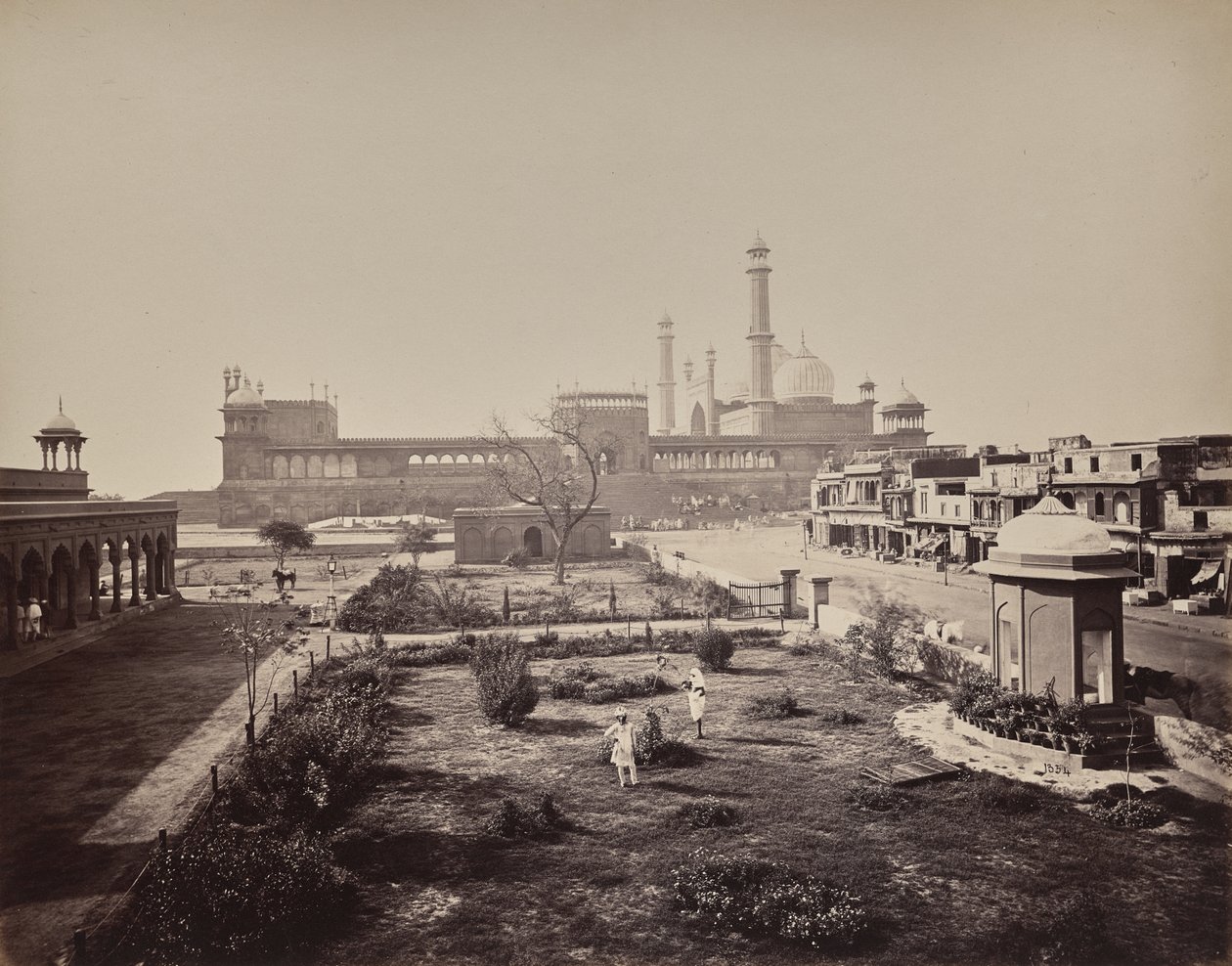 Delhi. Vy över norra sidan av Jama Masjid, den främsta muslimska böneplatsen av Samuel Bourne