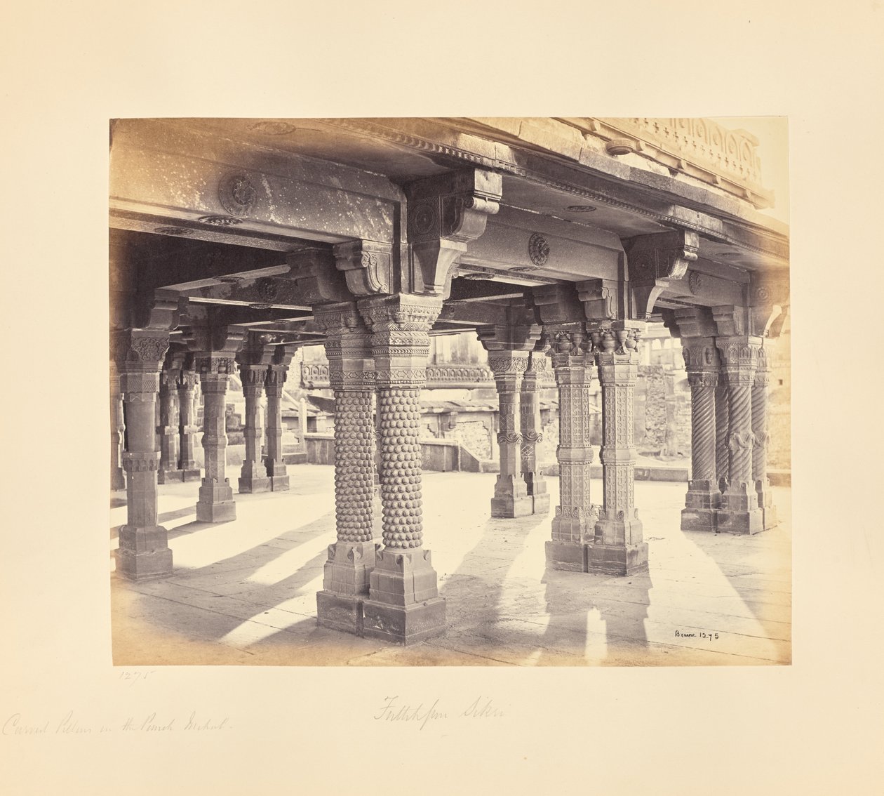 Fatehpur Sikri; snidade pelare i Panch Mahal av Samuel Bourne