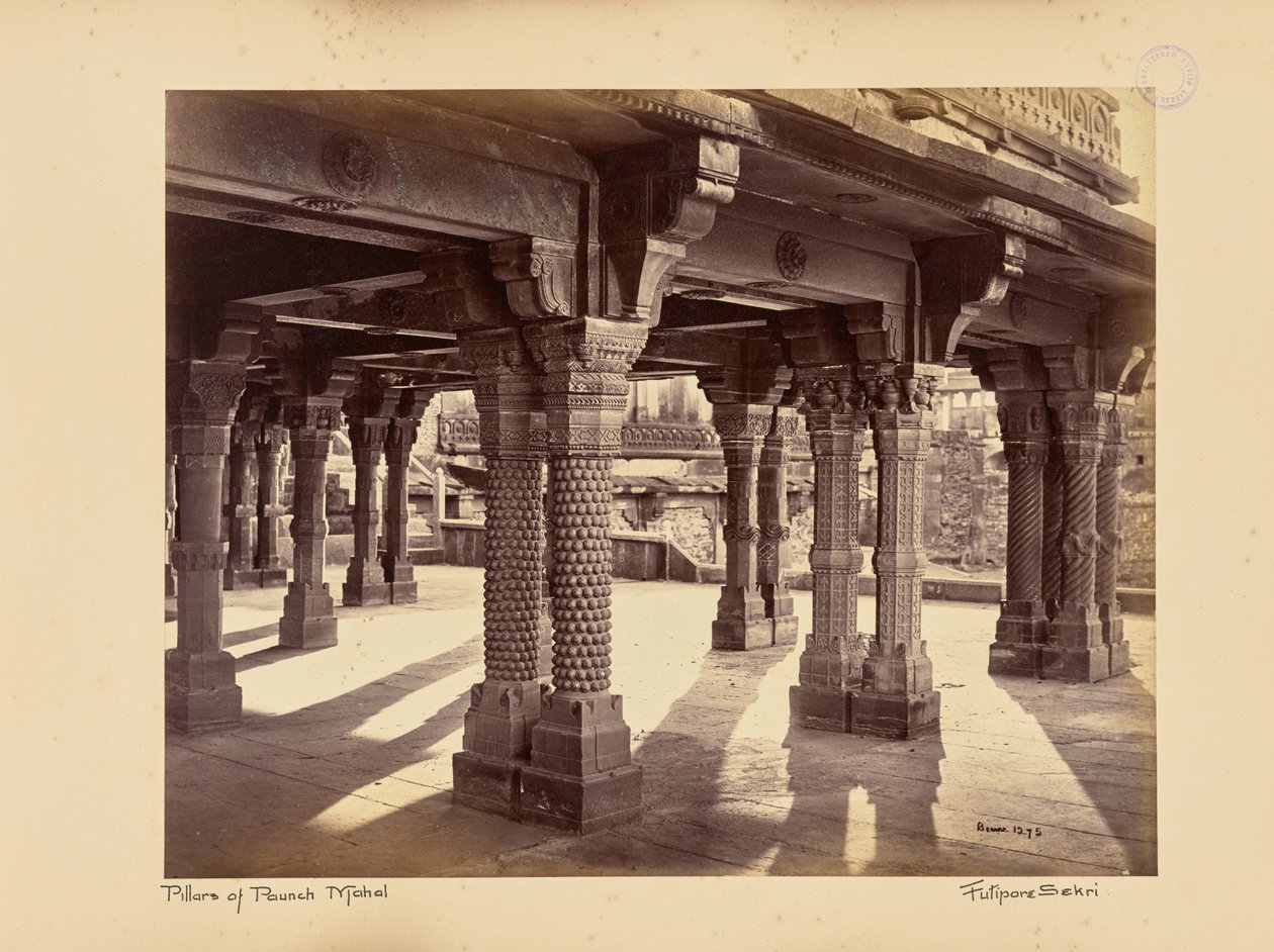 Fatehpur Sikri; snidade pelare i Panch Mahal av Samuel Bourne