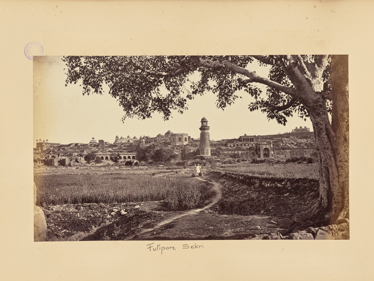 Fatehpur Sikri; översikt över ruinerna (västra sidan), från kullens fot av Samuel Bourne