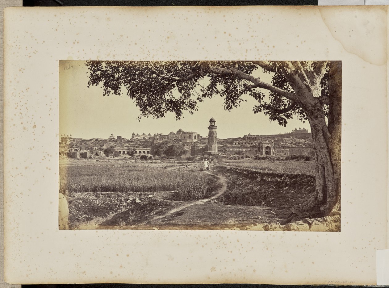 Fatehpur Sikri; översiktsvy över ruinerna (västra sidan), från kullens fot av Samuel Bourne