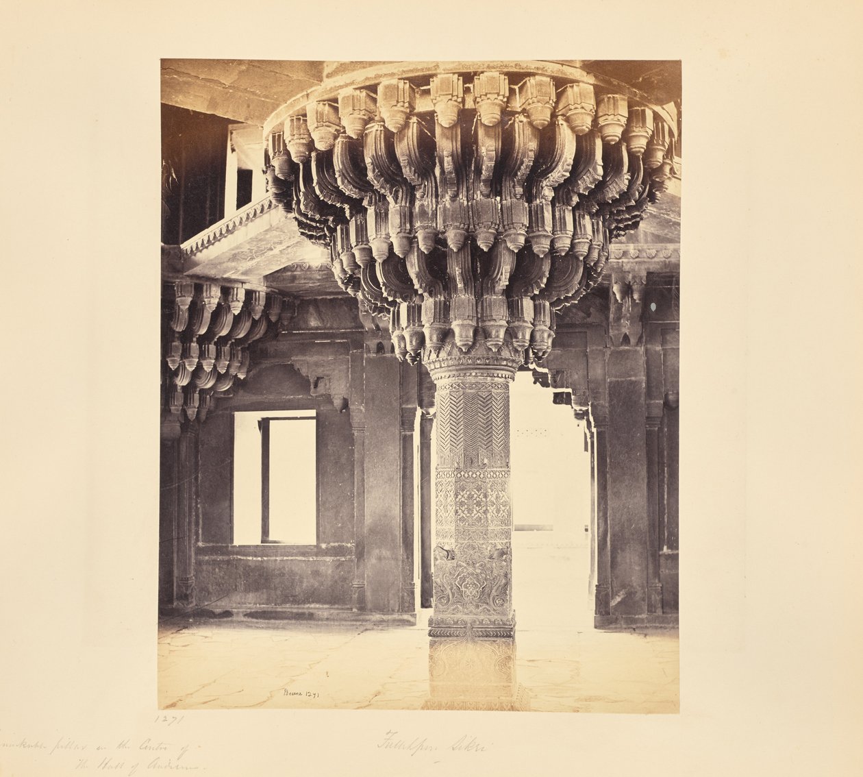 Fatehpur Sikri; anmärkningsvärd pelare i mitten av Diwan-i-Khas, eller audienssalen av Samuel Bourne