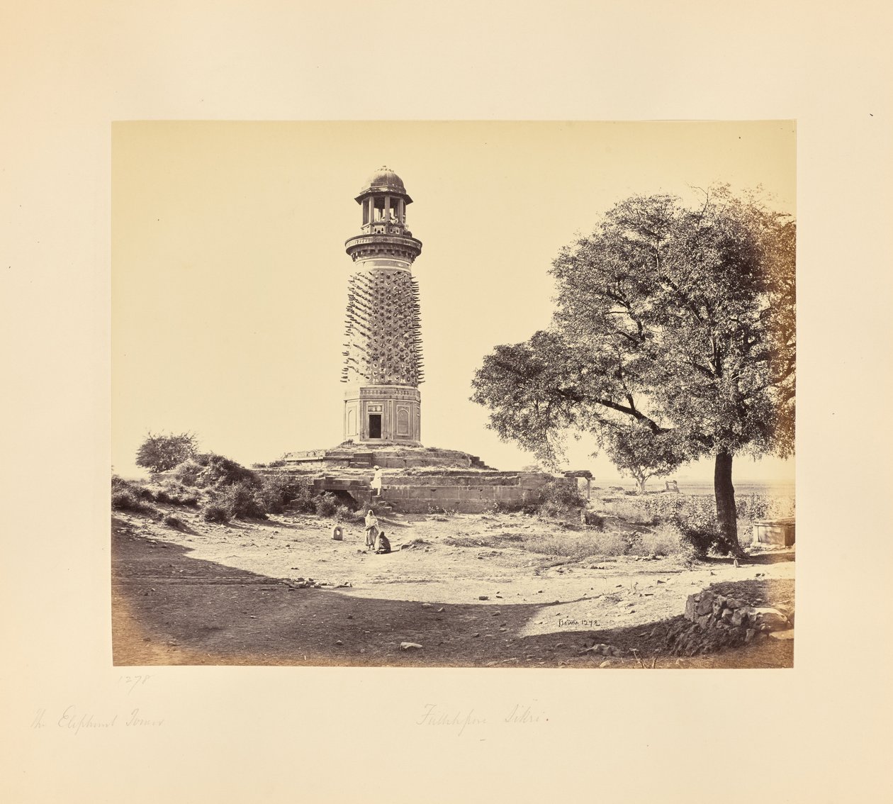 Futtypore Sikri; Elefanttornet, sett genom Elefantporten, närbild av Samuel Bourne