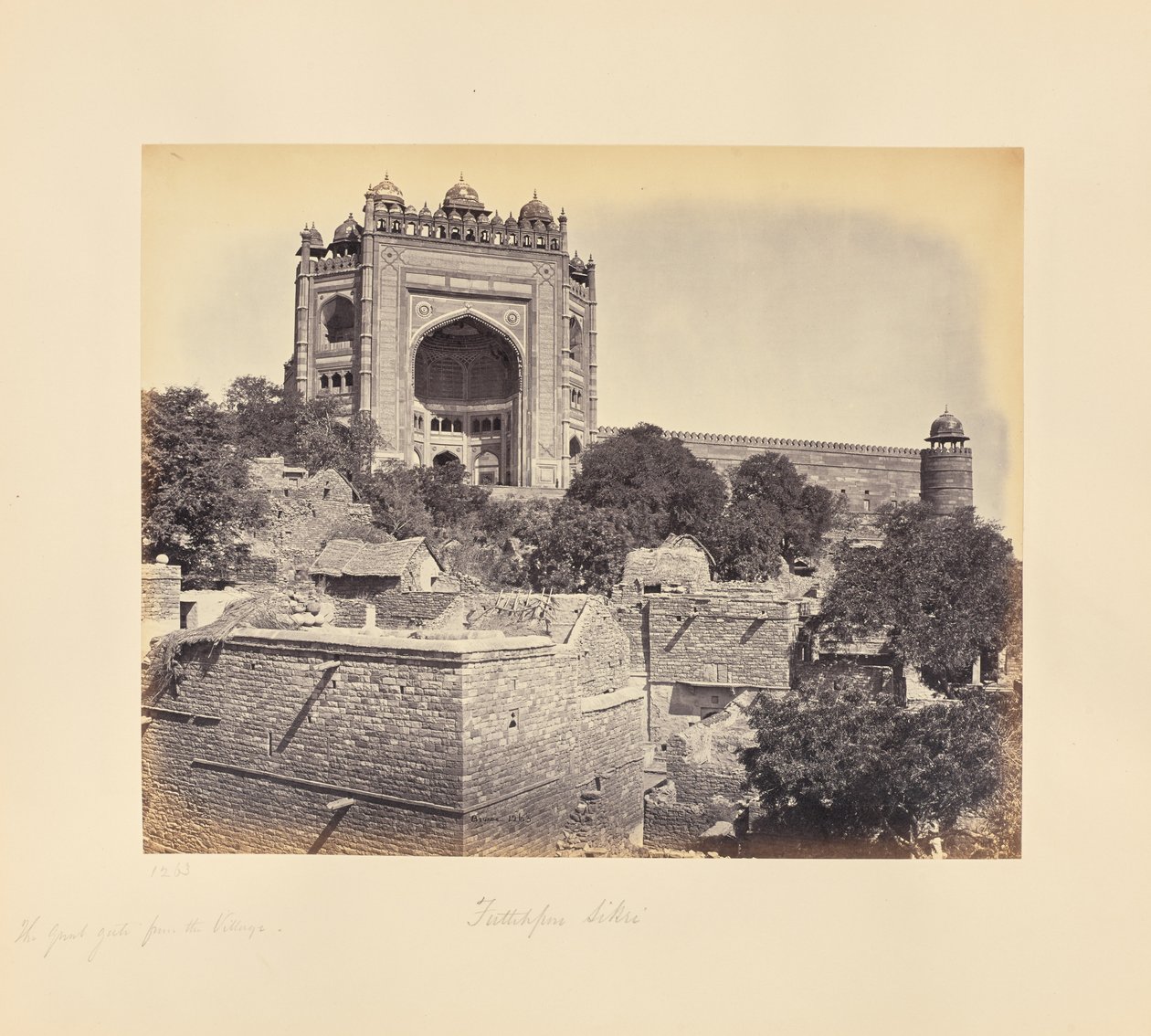 Fatehpur Sikri; den stora porten, sedd från byn av Samuel Bourne