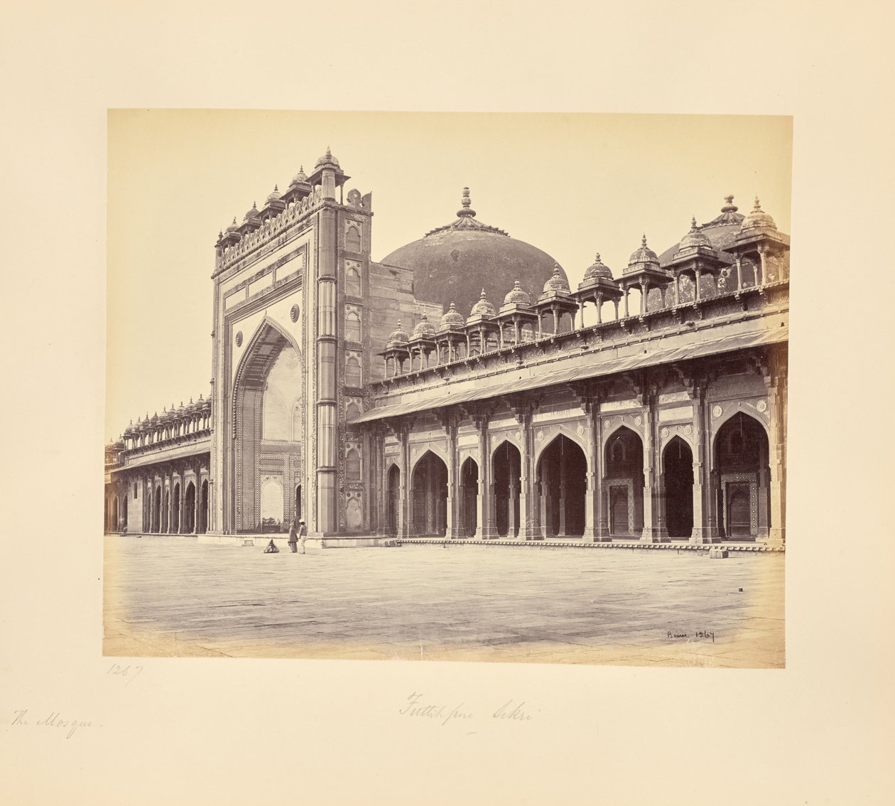 Fatehpur Sikri; moskén på den västra sidan av fyrkanten av Samuel Bourne
