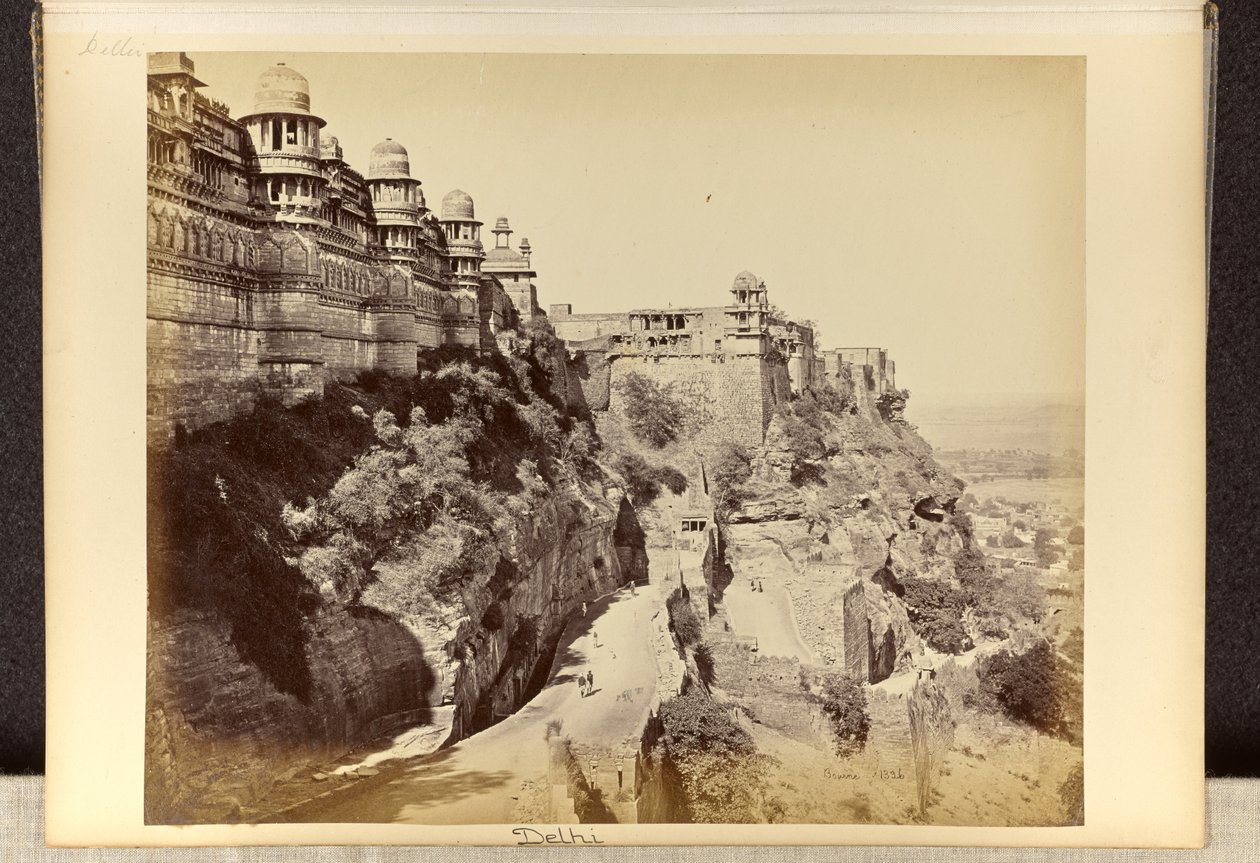 Gwalior; fortet, palatset och huvudingången av Samuel Bourne