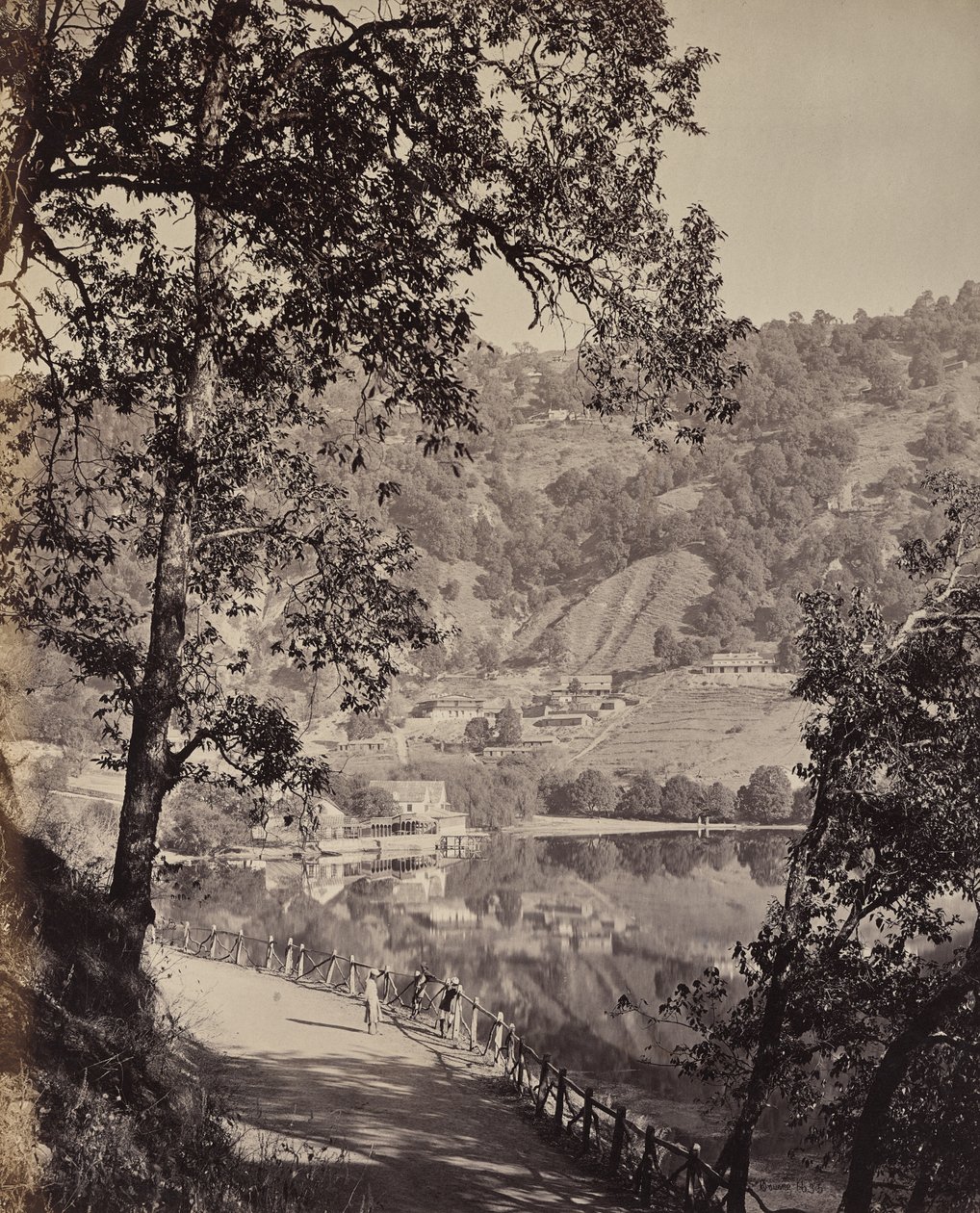 Hyree-sjön. Bergsstation i Himalaya. Vy över Taj-sjön med samlingslokaler, Lhutse av Samuel Bourne