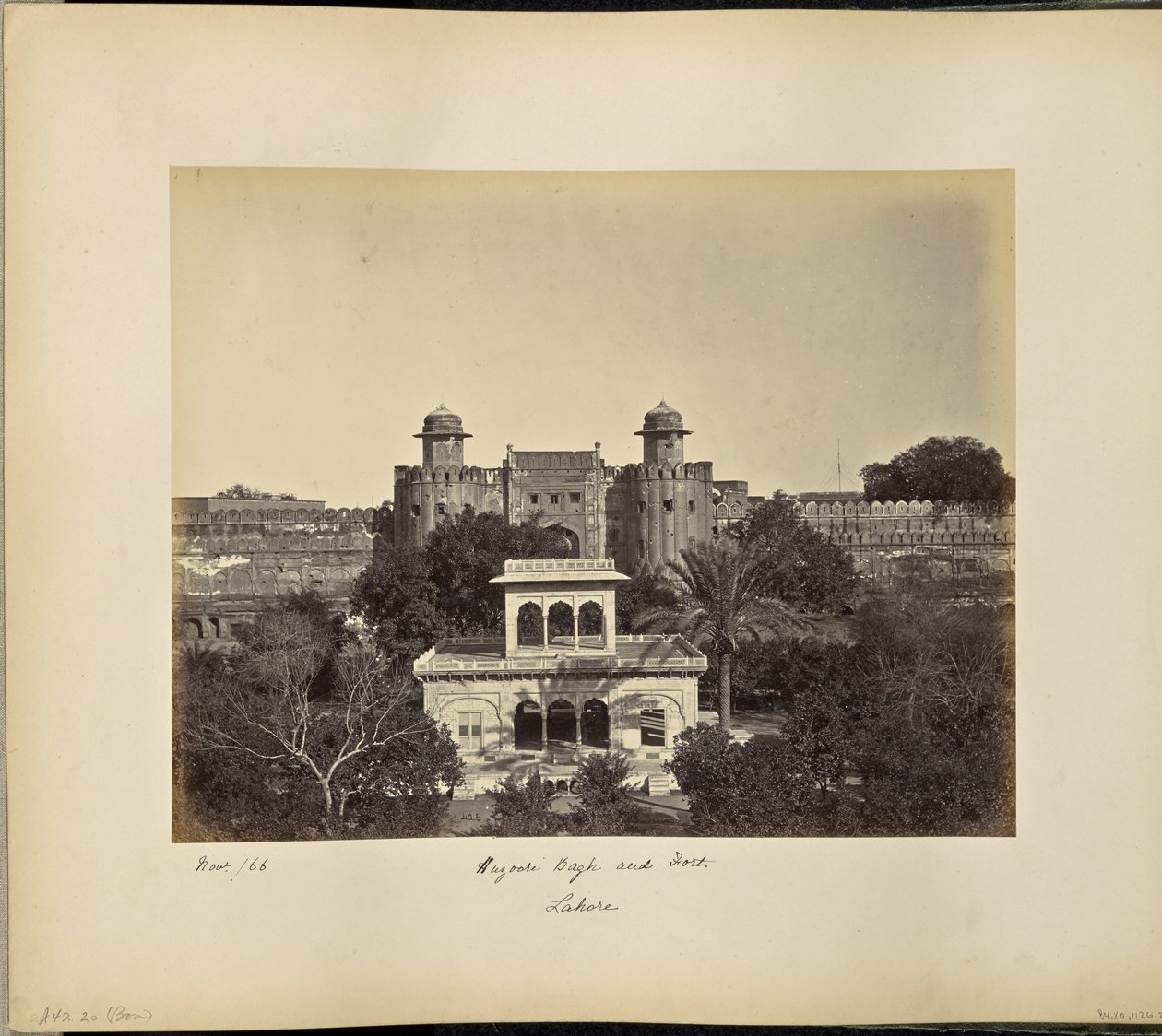 Lahore; Huzoori Bagh och Fort av Samuel Bourne