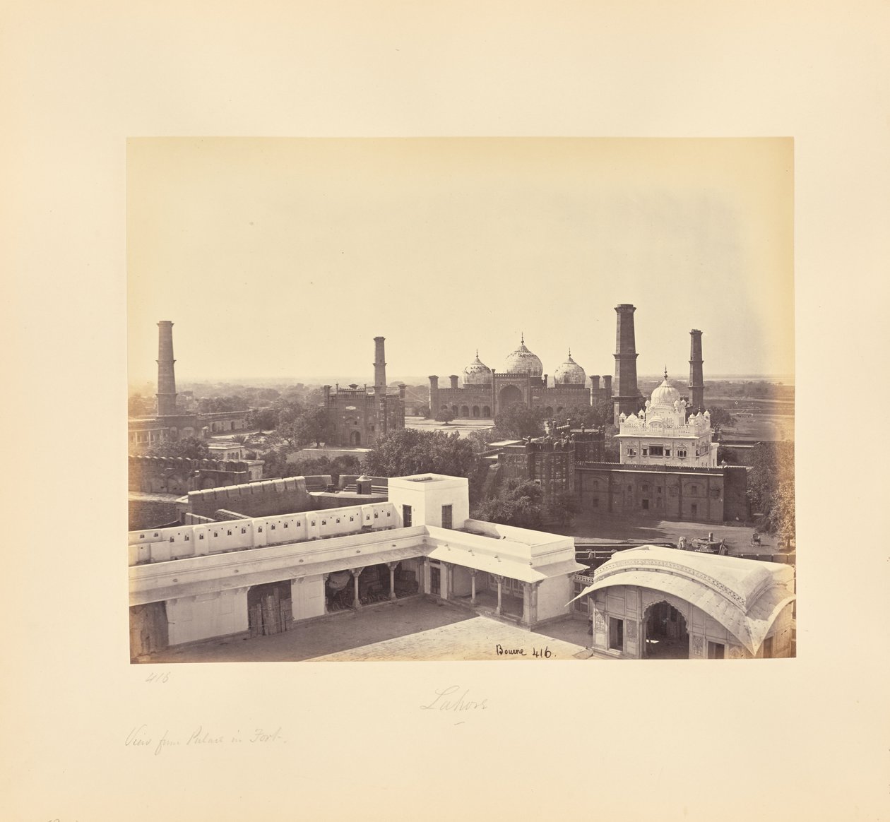 Lahore; utsikt från palatset i fortet av Samuel Bourne