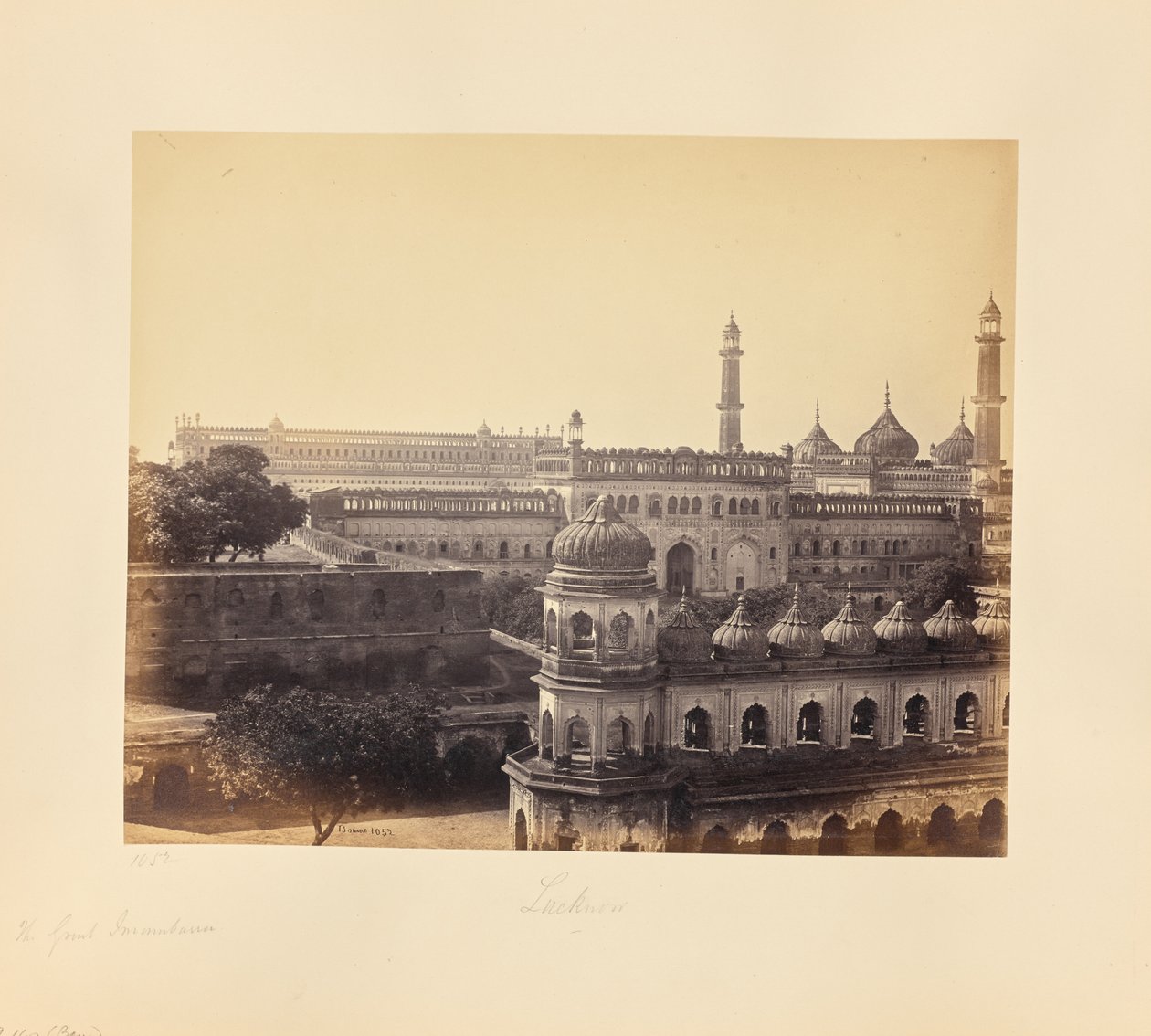 Lucknow; Stora imambaran och moskén av Samuel Bourne