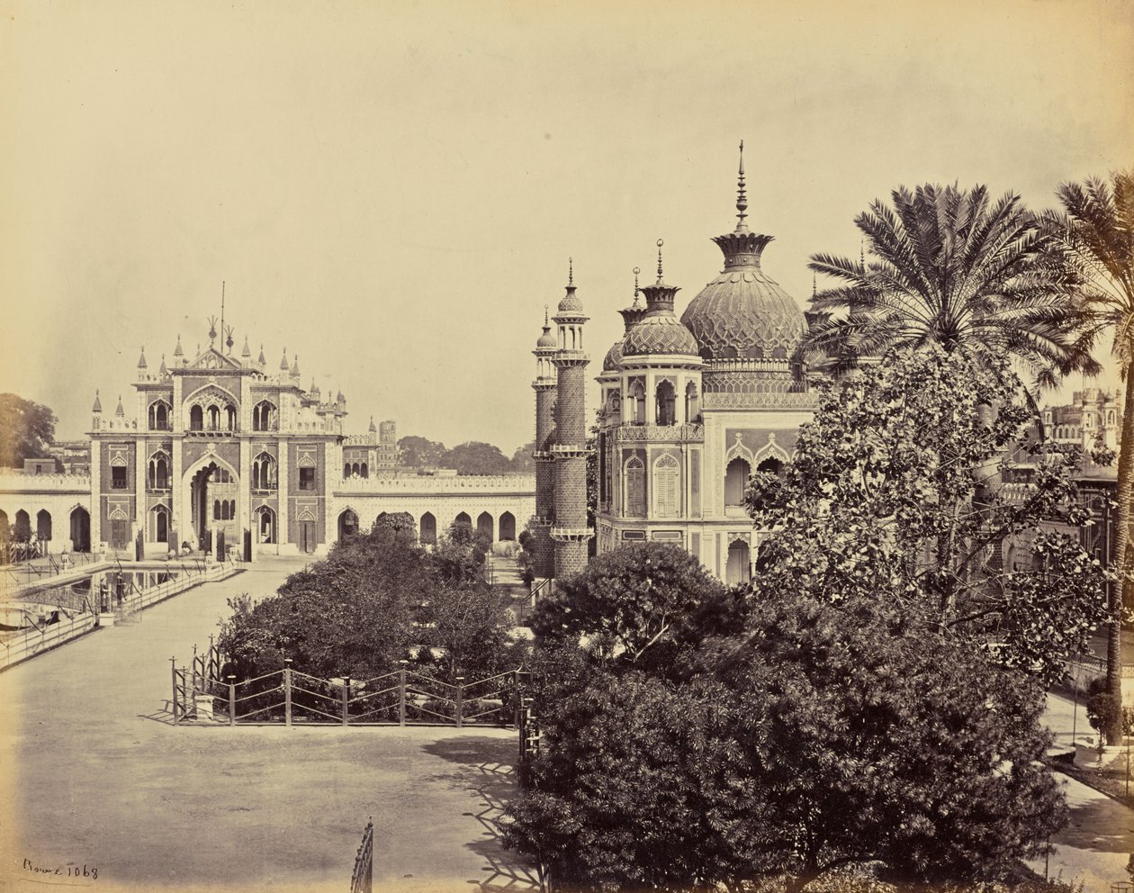 Lucknow; porten och trädgården vid Hooseinabad Imambara av Samuel Bourne