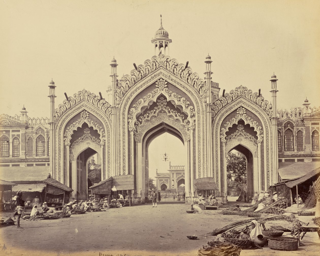 Lucknow; porten till Hooseinabadbasaren av Samuel Bourne