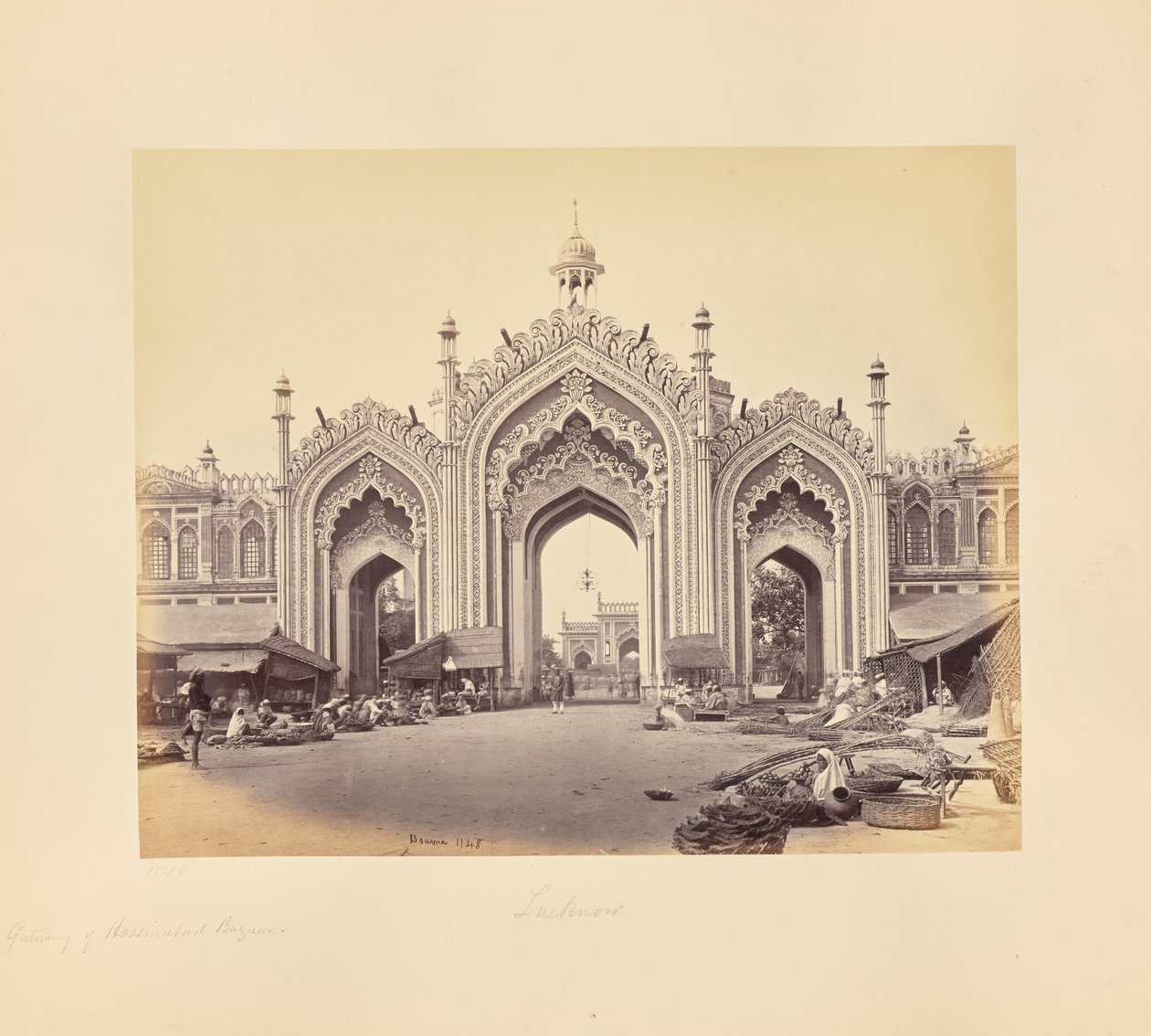 Lucknow; Porten till Hooseinabadbasaren av Samuel Bourne