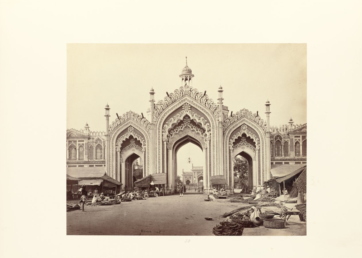 Lucknow; porten till Hooseinabadbasaren av Samuel Bourne