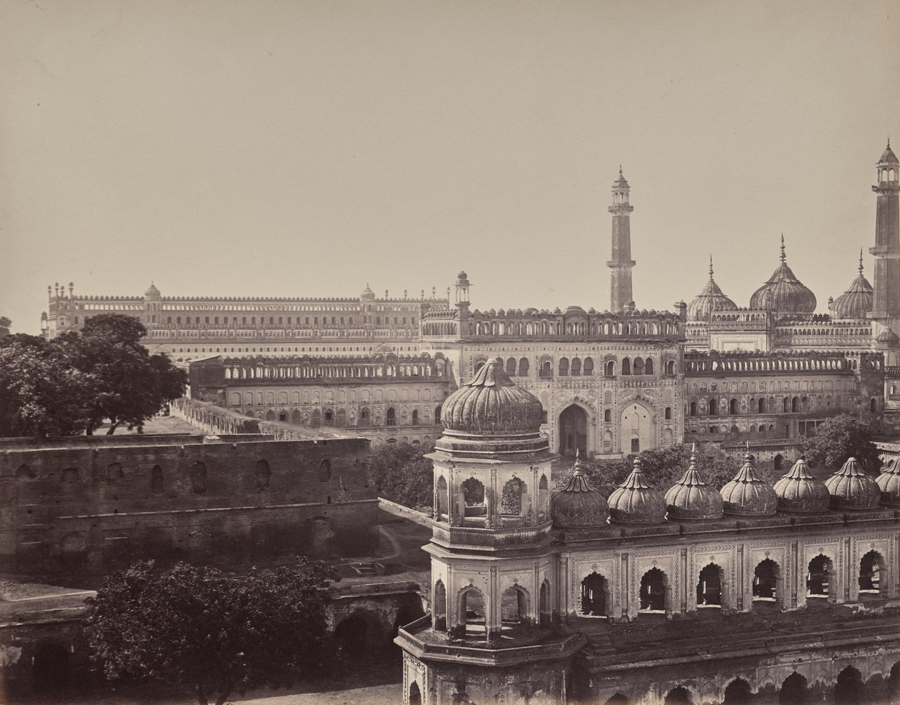 Lucknow. Den stora imambaran och moskén av Samuel Bourne