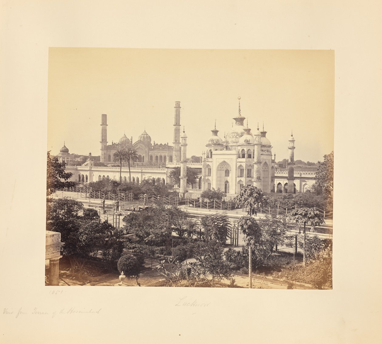Lucknow; utsikt från terrassen vid Hooseinabad Imambara av Samuel Bourne