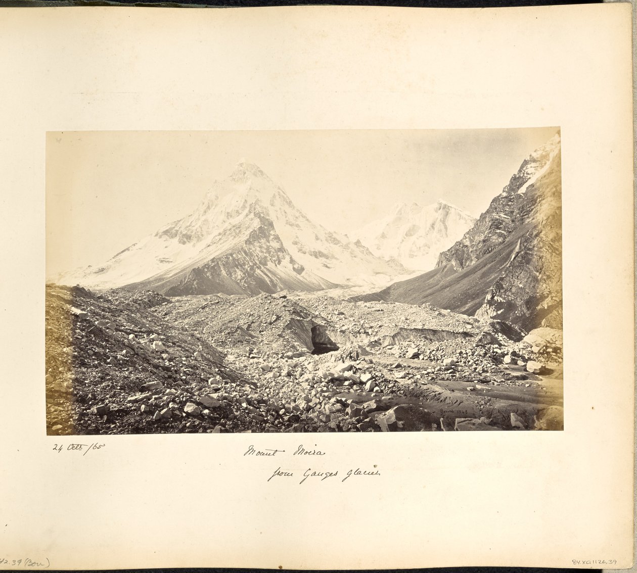 Mount Moira och andra snötäckta toppar, sedda från glaciären av Samuel Bourne