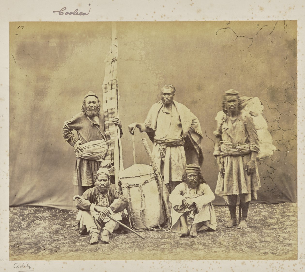 [Bergsarbetare i Shimla med Khiltas och Dandy] av Samuel Bourne