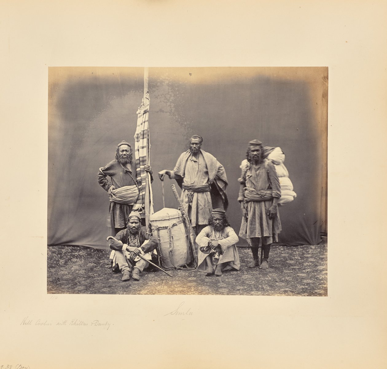 Bergarbetare i Shimla med khiltas och bärstol av Samuel Bourne