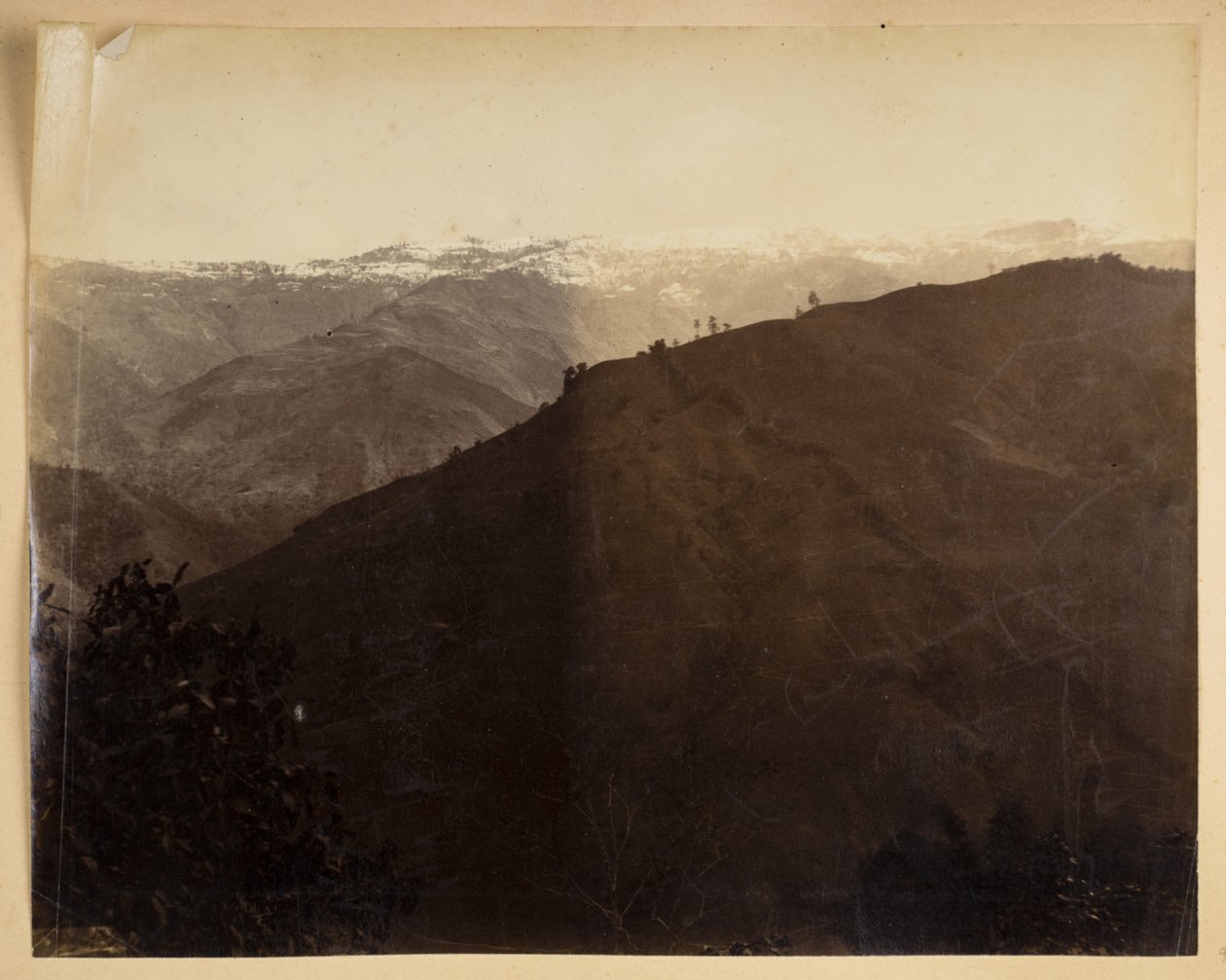 Bergslandskap vid Darjeeling,  från "Views of Darjeeling", 1880-tal (s/v foto) av Samuel Bourne
