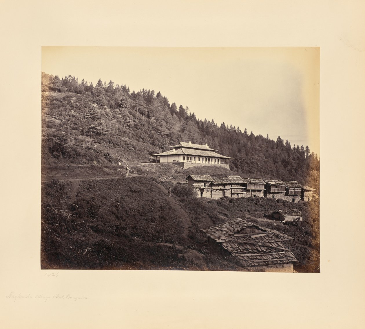 Narkunda; by och dakbungalow av Samuel Bourne