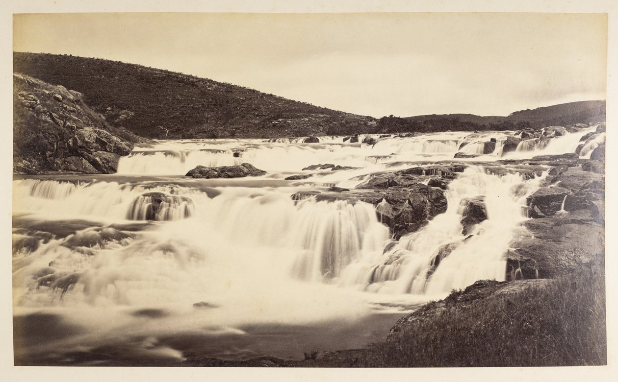 Forsar på Pykara nedanför bron (Nilgiri Hills) av Samuel Bourne
