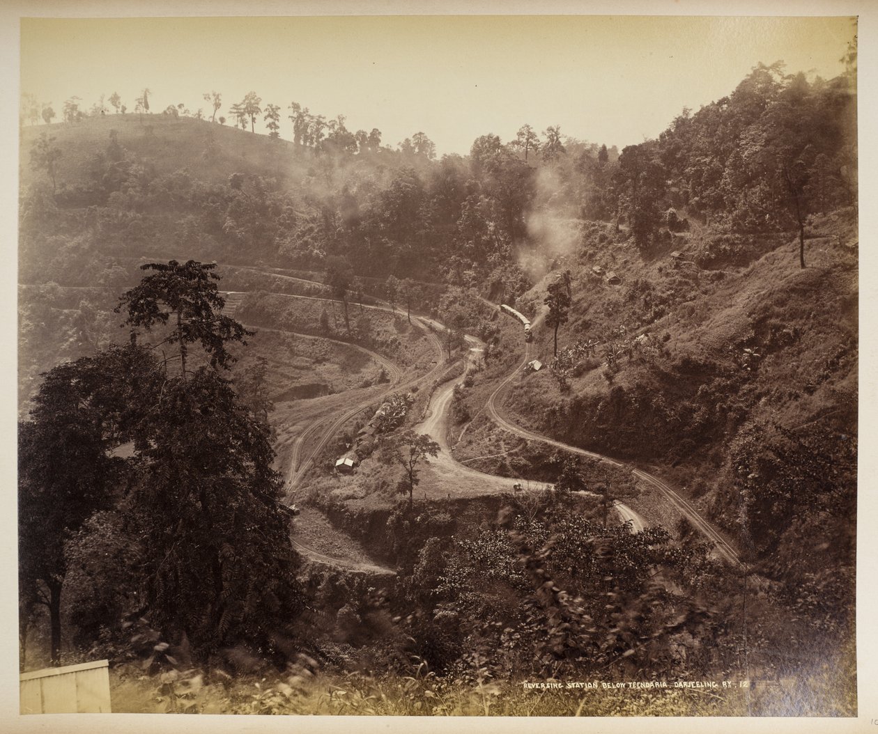 Backstation nedanför Teendaria, Darjeeling,  från "Views of Darjeeling",  1860 - 1880    (s/v bild) av Samuel Bourne