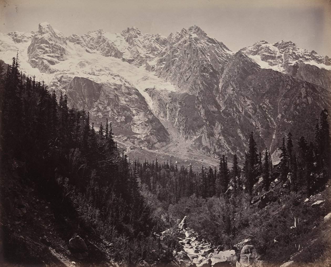 Scen i övre Himalaya. Utsikt över Manga-dalen av Samuel Bourne