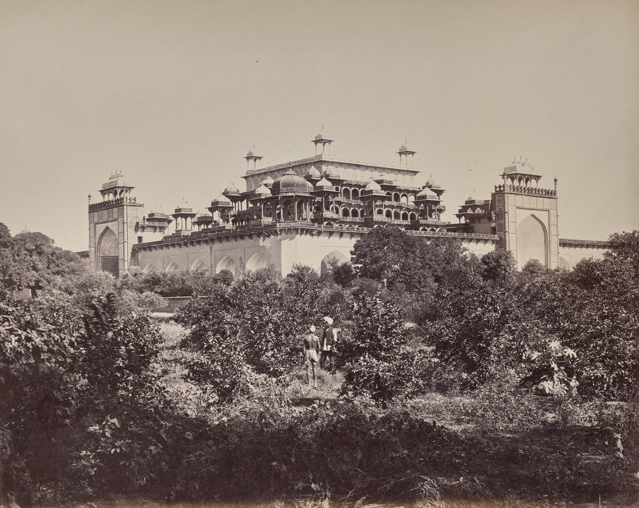 Secundra nära Agra. Kejsar Akbars mausoleum av Samuel Bourne