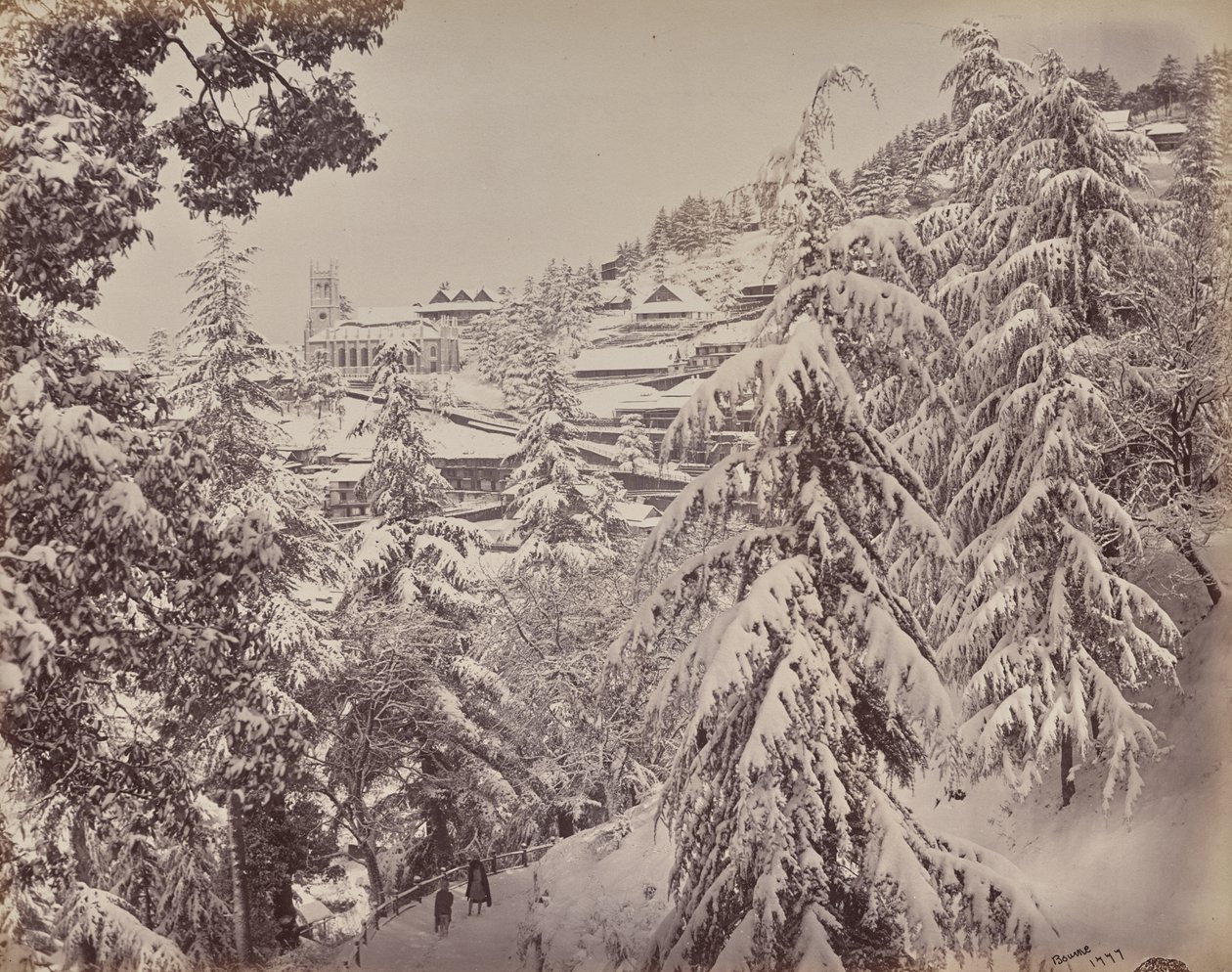 Shimla. Utsikt över kyrkan från Mount Jakko mot väster med en del av Mall på vintern av Samuel Bourne