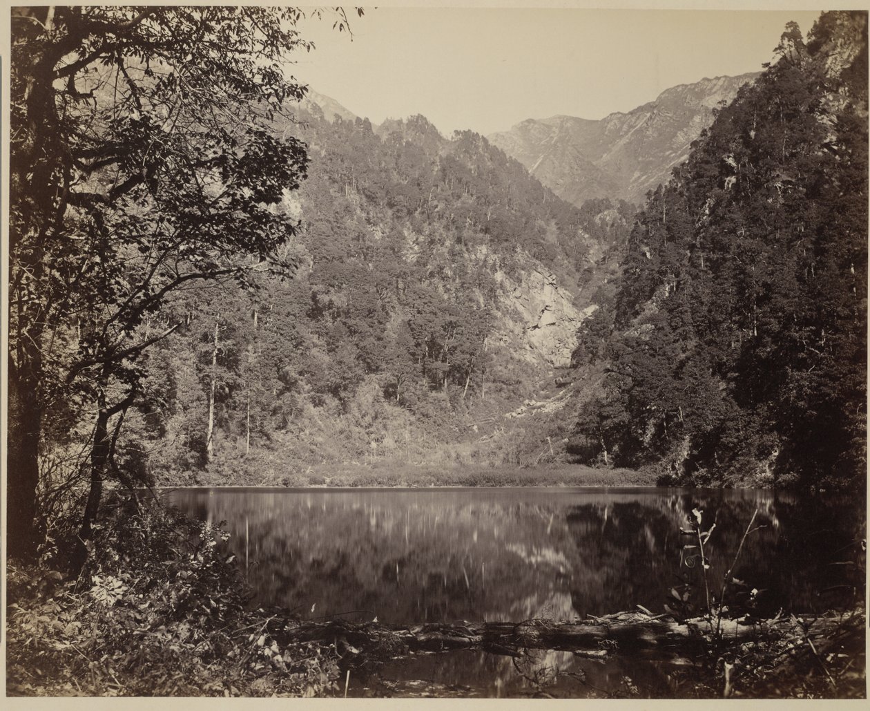 Liten sjö i bergen av Samuel Bourne