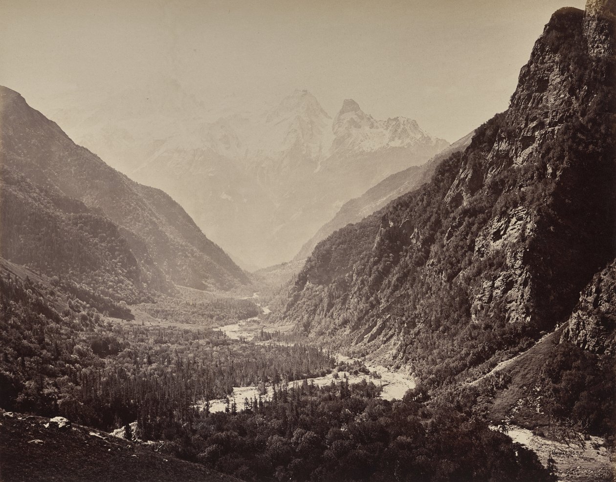 Övre Himalaya. Utsikt över dalen från Fallaldasa med Srikanta-topparna i fjärran av Samuel Bourne